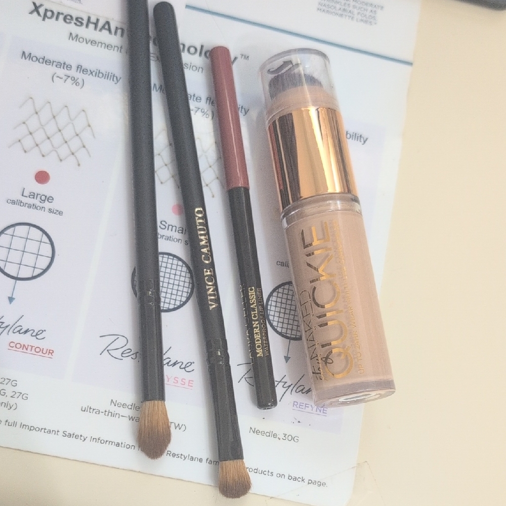 UrbanDecay Stay Naked Quickie 24-hour Concealer.VinceCamuto Make Up Brush Bundle